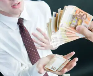 Trei sferturi dintre români nu au încredere în bancheri