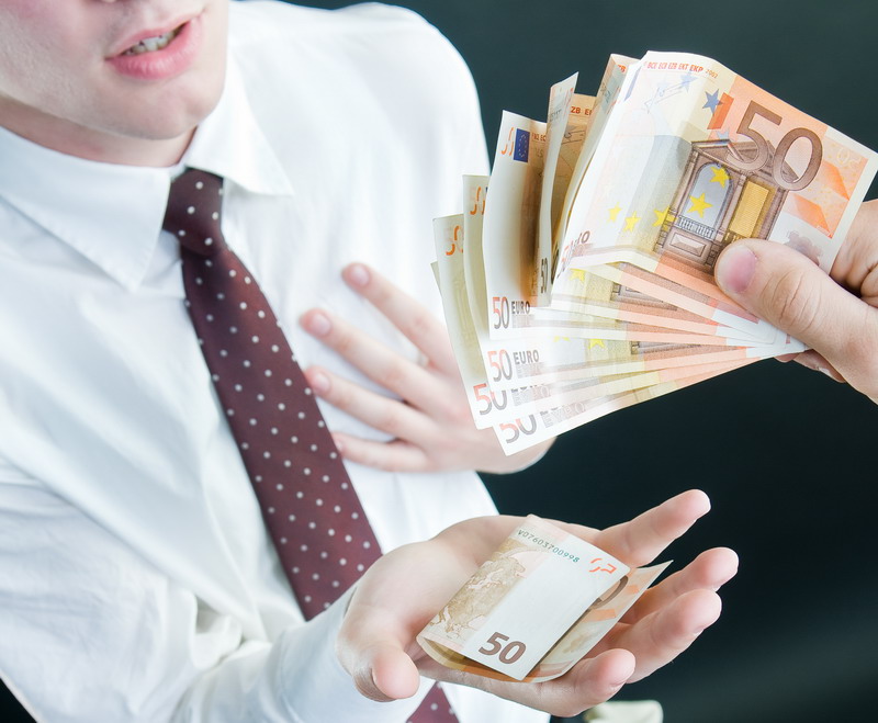 Trei sferturi dintre români nu au încredere în bancheri