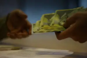 Leul se întăreşte faţă de principalele valute, mai accentuat faţă de francul elveţian