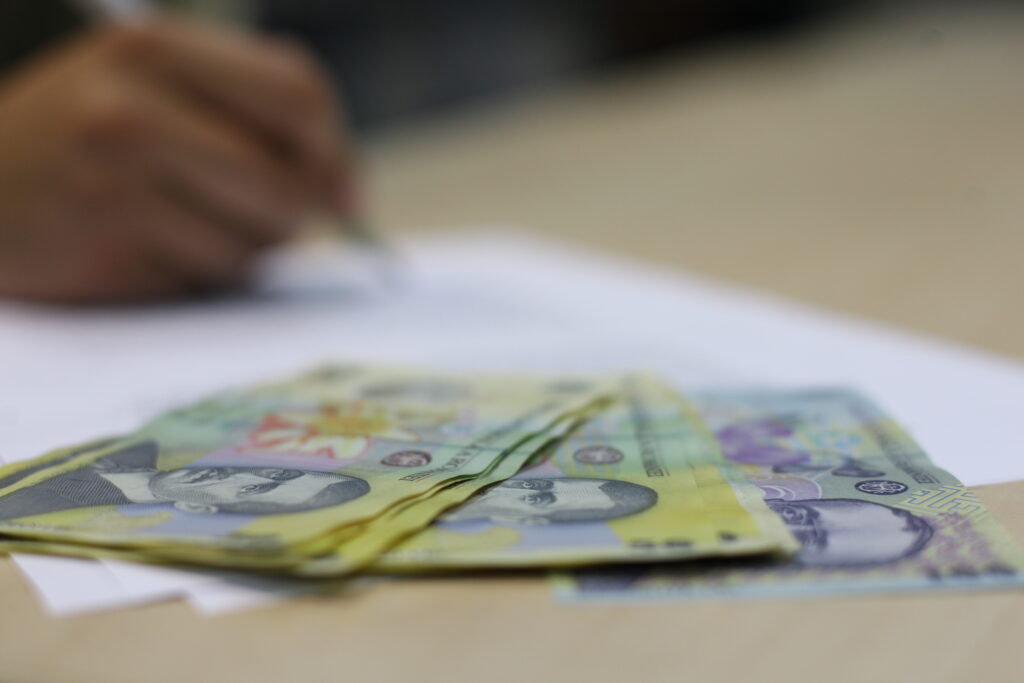 Valoarea salariului mediu brut în România, în creştere cu 4,2% la finele anului 2012