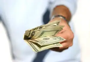 Sistemul de finanţare care scoate băncile din joc: Primeşti bani ce nu trebuie daţi înapoi