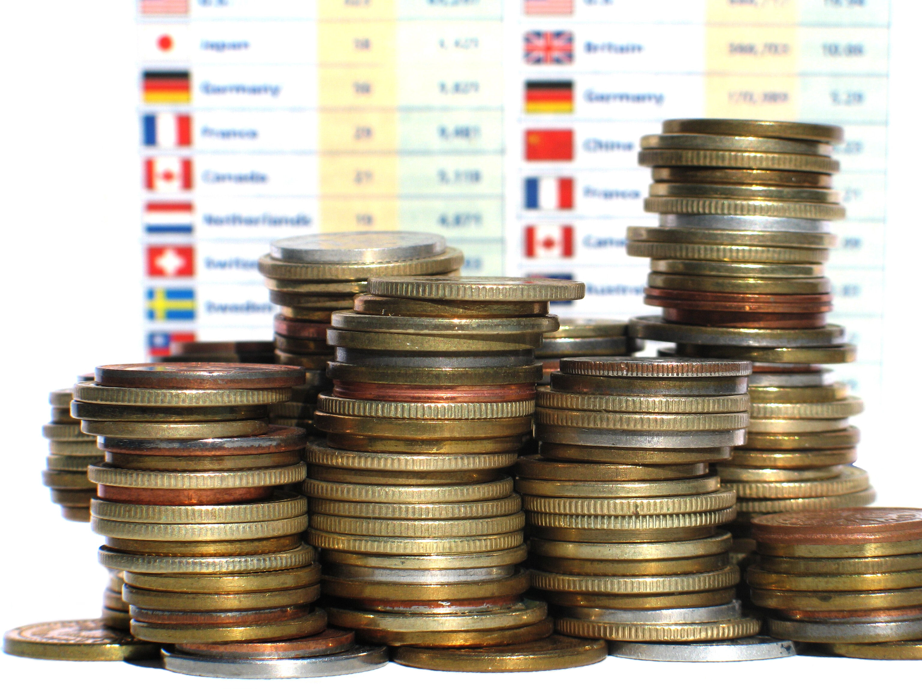Leul se depreciază uşor, în ton cu monedele din regiune