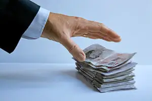 Diferenţe uriaşe între salariile executivilor de top şi performanţa companiilor pe care le conduc
