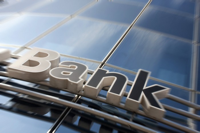 Băncile Europei, „în continuare prea mari pentru a eşua”