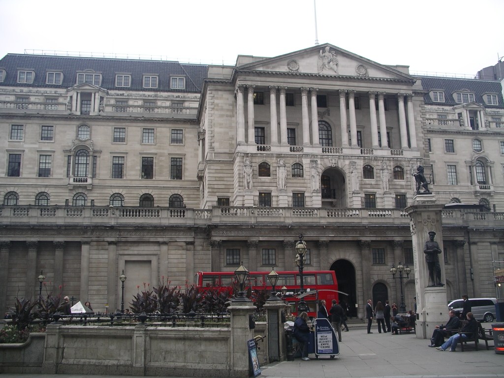Banca Angliei este pregătită să tipărească mai mulţi bani