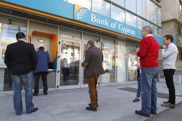 Sucursala din România a Bank of Cyprus va rămâne închisă cel puţin două săptămâni. AZI încep negocierile pentru vânzarea ei