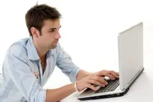 Românii petrec, în medie, 18,6 ore săptămânal pe Internet