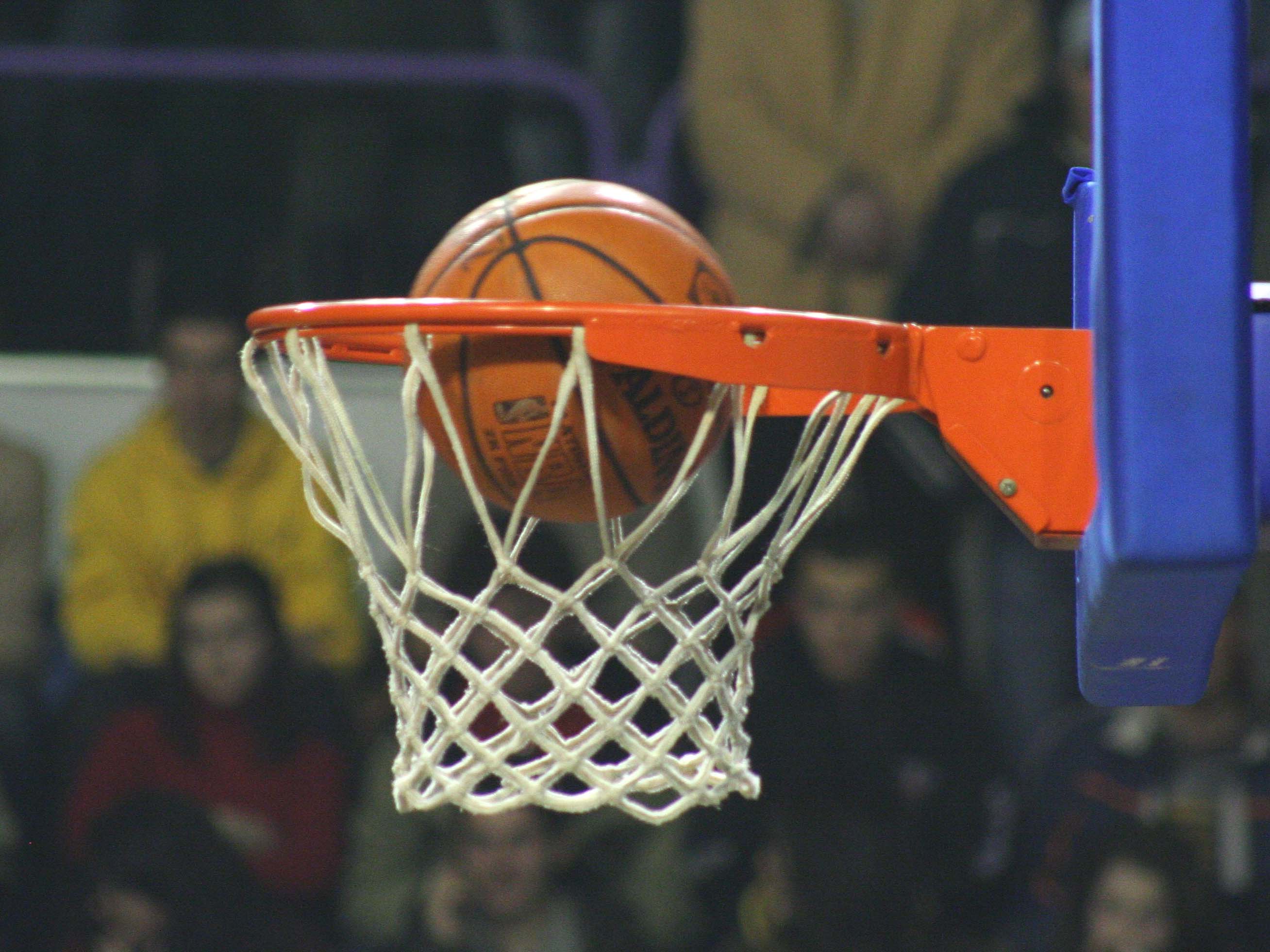 Bancherii se luptă în slam dunk-uri la sala Rapid