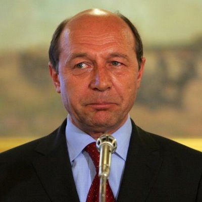 Băsescu:”Nu cred că descentralizarea trece de CCR; o voi trimite înapoi dacă ajunge la mine în faza iniţială”