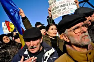 Aproximativ o sută de persoane protestează în Piaţa Universităţii