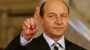 Băsescu a transmis CCR proiectul legii de revizuire a Constituţiei