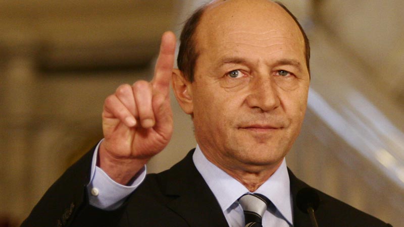Băsescu a transmis CCR proiectul legii de revizuire a Constituţiei