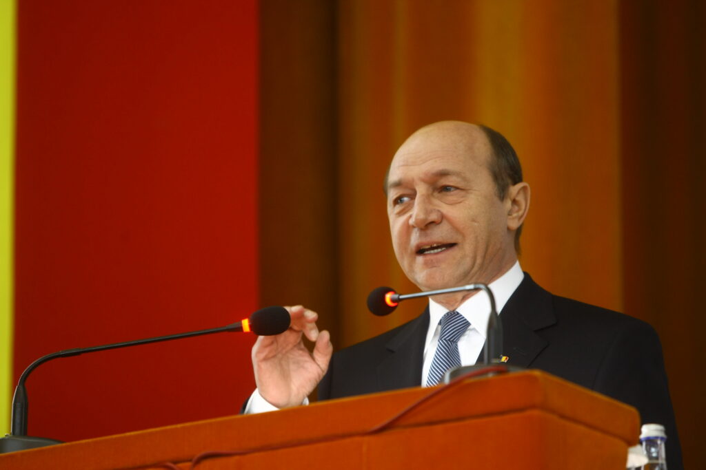 Băsescu: „România nu e în situaţia de a vinde acţiunile Petrom la orice preţ”