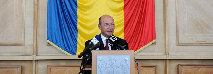 Băsescu îi invită pe specialişti să bea primii apă de la Roşia Montană, să demonstreze că nu există cianuri la nivel toxic