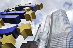 Analiştii se aşteaptă ca BCE să menţină dobânda de politică monetară la 1%