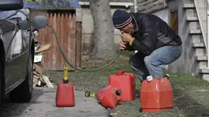 Se termină BENZINA: Ce măsuri au luat producătorii auto