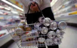 Cât costă cumpărăturile ieftine în cele mai scumpe oraşe din lume?