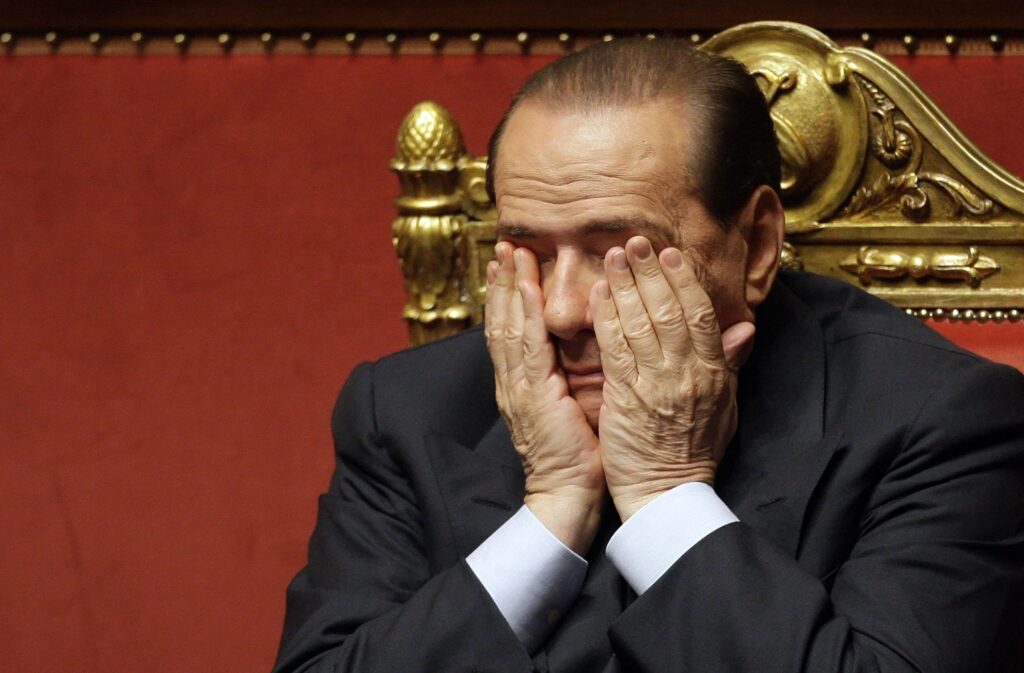 Silvio Berlusconi a demisionat în huiduielile italienilor