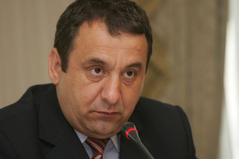 Premierul Emil Boc l-a demis din funcţie pe şeful ANOFM, Silviu Bian, arestat pentru luare de mită