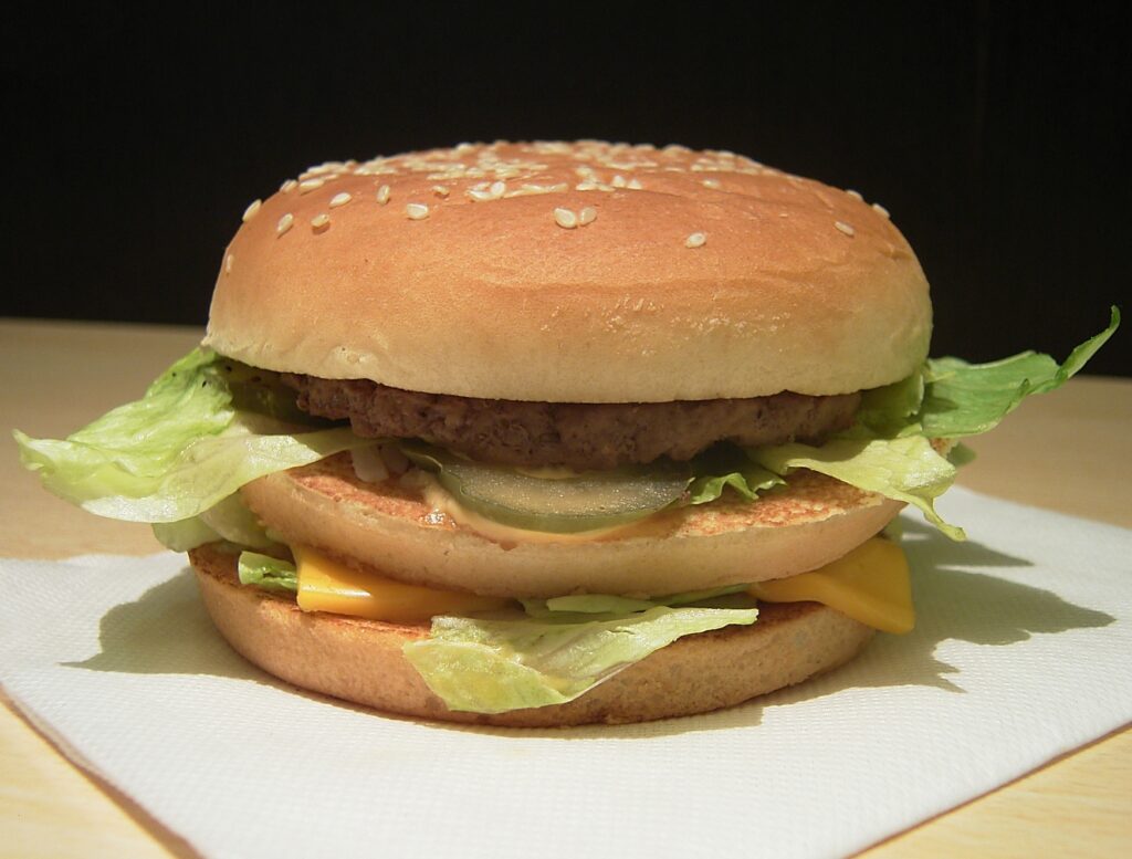 Indicele Big Mac arată că francul elveţian este cea mai supraevaluată valută