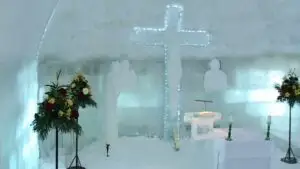 Rugăciuni la peste 2000 de metri înălţime. Biserica de gheaţă de la Bâlea Lac a fost sfinţită