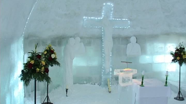 Rugăciuni la peste 2000 de metri înălţime. Biserica de gheaţă de la Bâlea Lac a fost sfinţită