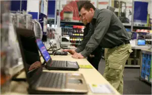 Cum decid românii ce laptop să-şi cumpere