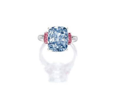 Vezi cum arată inelul cu diamant albastru care a fost licitat la preţ record de 10,1 milioane de dolari