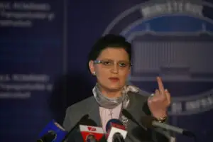 Pe cine înjură Anca Boagiu atunci când dă cu maşina într-o groapă?