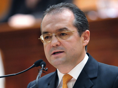 Emil Boc: „Guvernul Ponta e cu capul în nori şi cu picioarele în mocirlă”