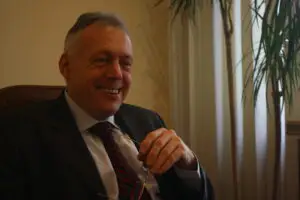 Cum a simţit criza ministrul Borbely: mai mulţi bani în conturi, maşină de lux şi o casă moştenită