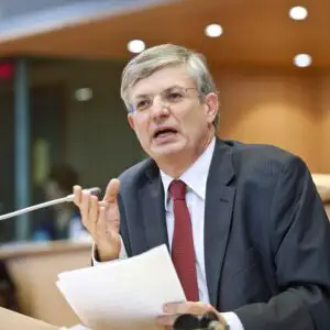 Comisarul european pentru sănătate salută reacţia promtă a autorităţilor române în scandalul cărnii de cal