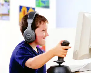 Andrei, 12 ani: „În weekend stau şi 17 ore la calculator pe jocuri online”