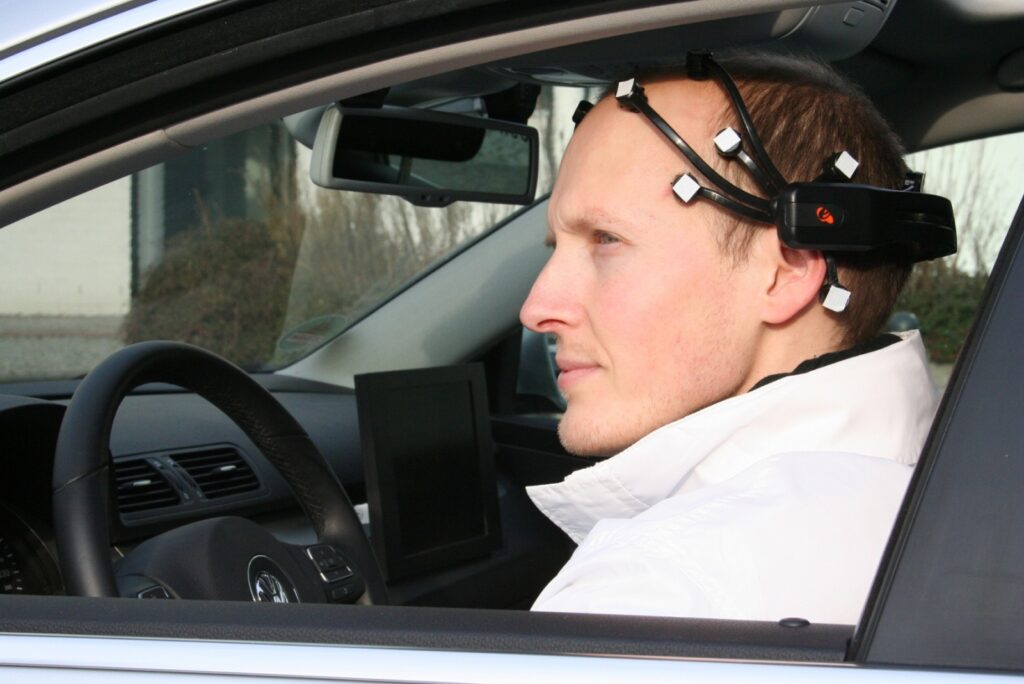 Proiectul „Brain Driver”: cum să şofezi şi să frânezi cu gândul