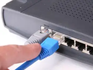 Care este legătura dintre viteza conexiunii broadband şi PIB-ul unei ţări