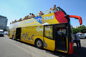 Autobuzele de pe linia turistică Bucharest City Tour îşi reiau AZI circulaţia