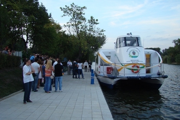 Bucureştenii se pot plimba cu un catamaran de 360.000 de euro pe lacul Herăstrău