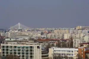 Proprietarii de garsoniere şi apartamente cu două camere se grăbesc cu scumpirile, în ciuda exploziei euro