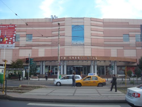 Primul mall din România aniversează 13 ani