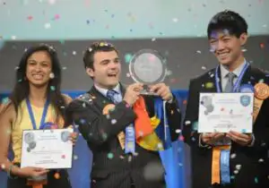 În ţinutul hackerilor există şi oameni buni. Un vâlcean a câştigat premiul Intel ISEF în valoare de 75.000 dolari