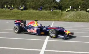 Un japonez a sărit în faţa monopostului Red Bull pilotat de Sebastien Buemi