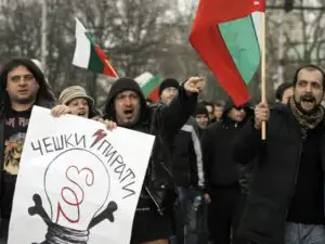 Iată de ce se umflă factura la curent şi de ce vecinii bulgari n-au mai răbdat