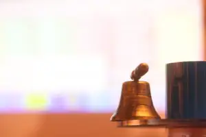 Bursa a trecut pe minus în ultimul sfert de oră de tranzacționare