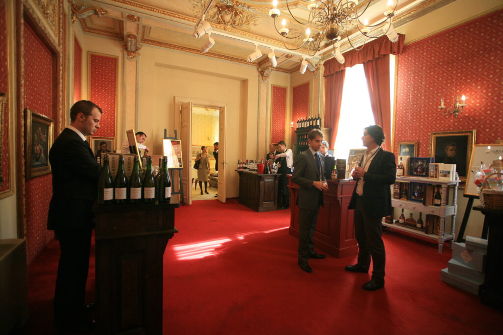 Licitatie de vinuri rare cu preț de pornire de 68.000 de euro, la primul salon de vinuri și gastronomie de lux din România