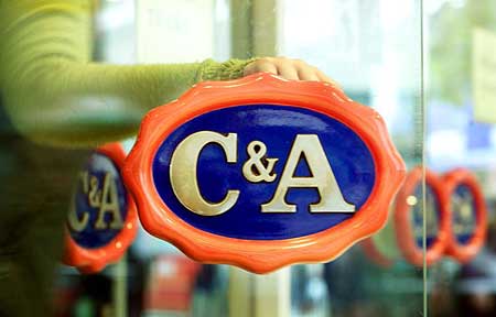 Dascălu a semnat un parteneriat cu C&A, care va deschide magazine în trei mall-uri din reţeaua Iulius