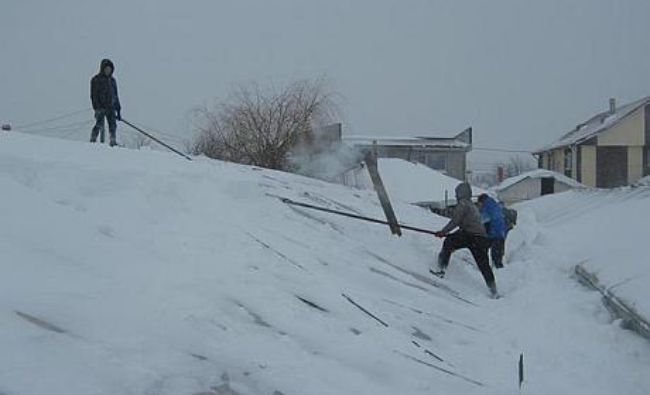 Primăria scoate 100 de puscăriaşi la zăpadă. Străzile Capitalei ar putea fi deszăpezite cu trei oameni