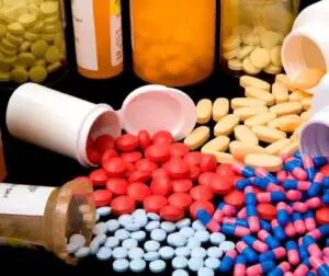 Medicamente expirate, dar decontate din buget au fost găsite la percheziţiile DNA