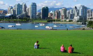 Chinezii cumpără masiv locuinţe în Canada