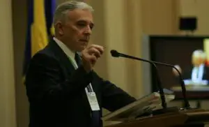 Isărescu: Lumea crede că este cineva la Banca Naţională care stabileşte cursul