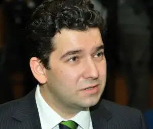S-a „reluat” creditarea: O bancă i-a dat lui Liviu Voinea un credit în lei de peste 130.000 de euro. Îl va plăti în 4 ani!